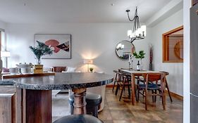 Central 2Br With Prime Amenities